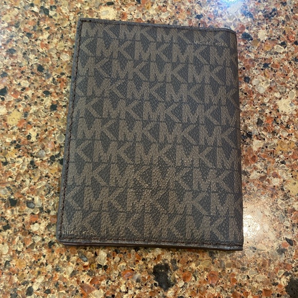 NWOT MICHAEL KORS PASSPORT/CREDIT CARD WALLET - Picture 3 of 4